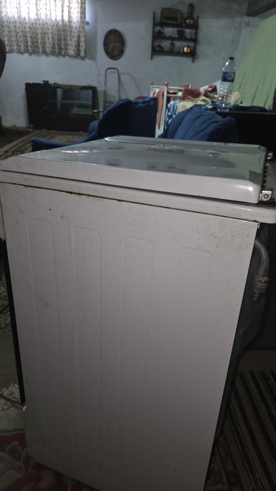 Fogão com forno em branco