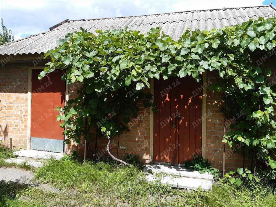 Будинок на два входи. Заходь та живи!