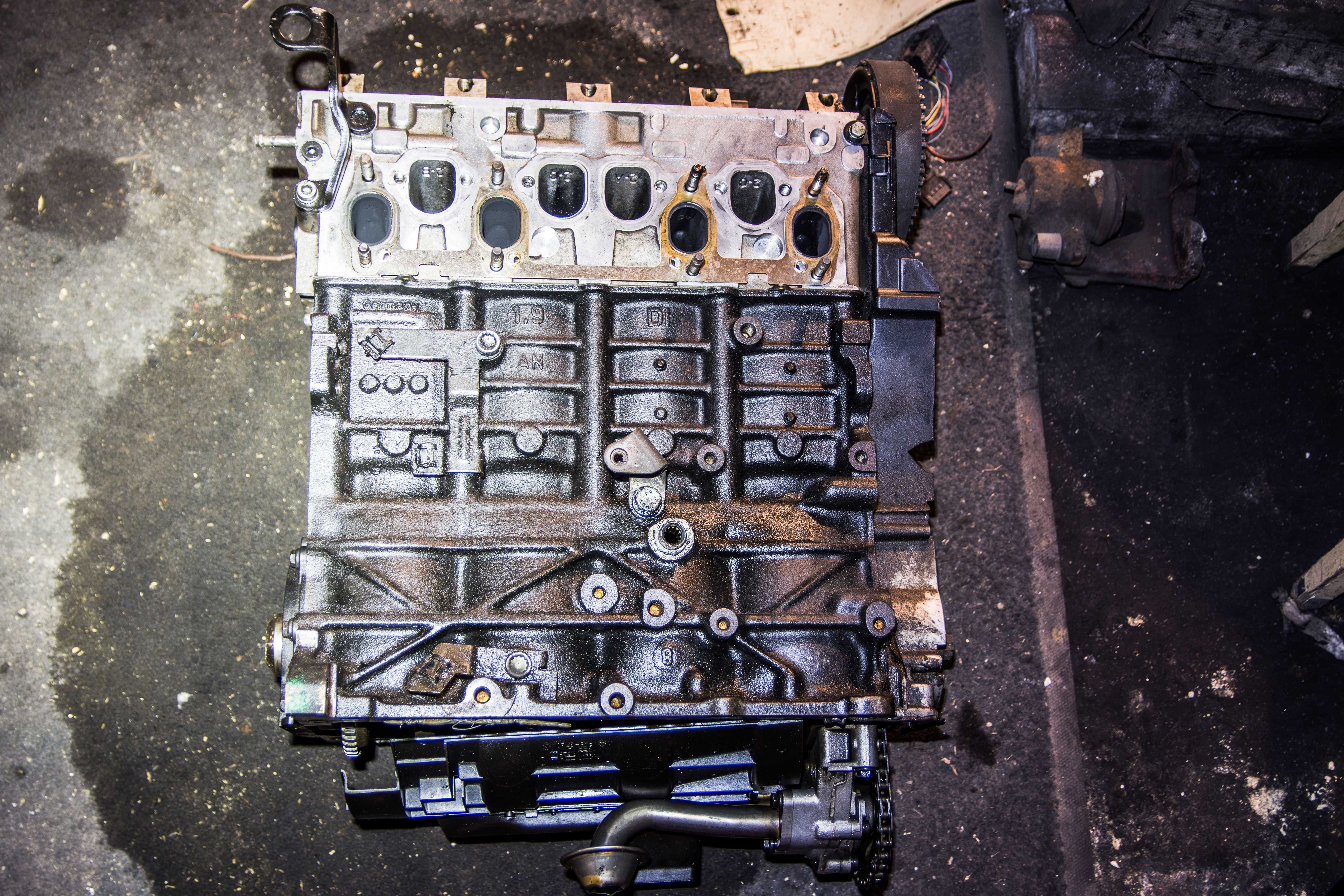 Silnik słupek 1.9 TDI AXR bez osprzętu