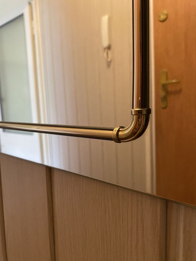 Lustro wiszące z delikatnym zdobieniem