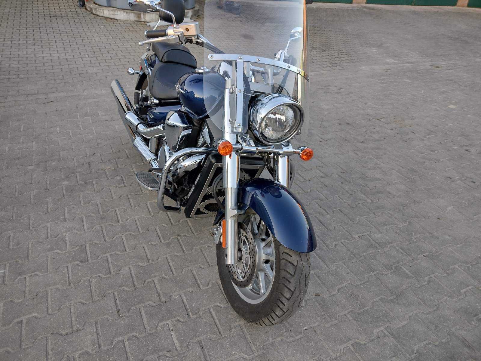 Suzuki VLR1800 C109R Boulevard intruder