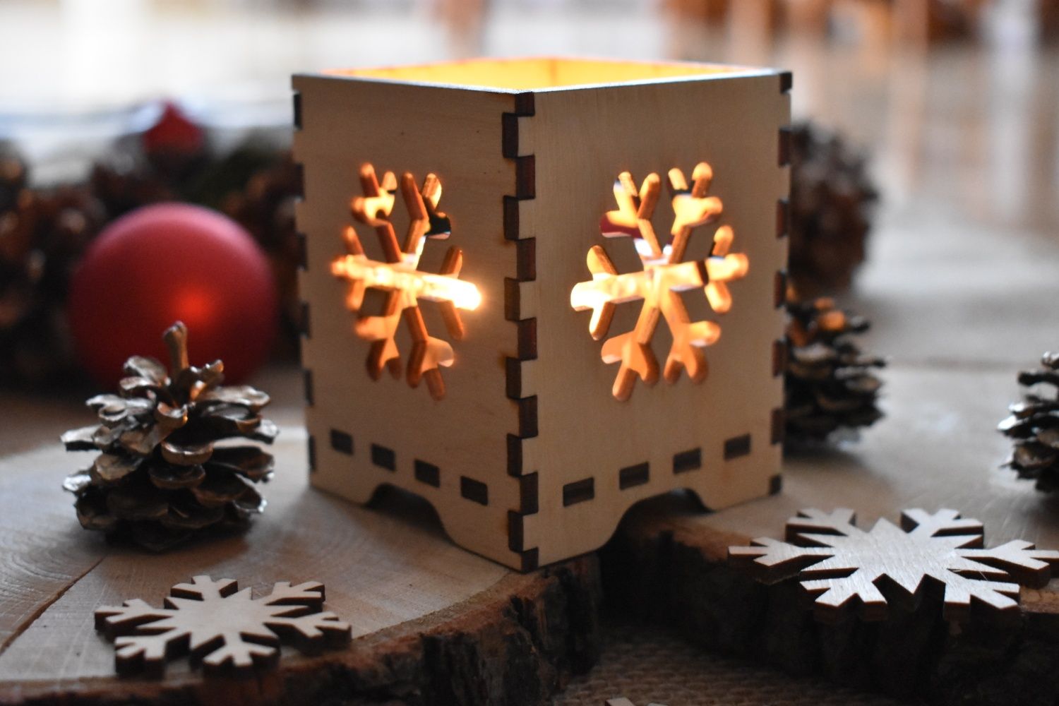 Drewniany świecznik świąteczny ze świeczką w zestawie