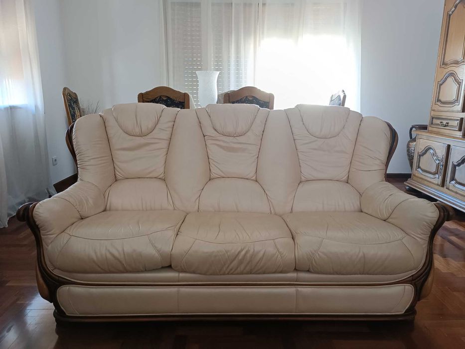 Sofá de três lugares em couro