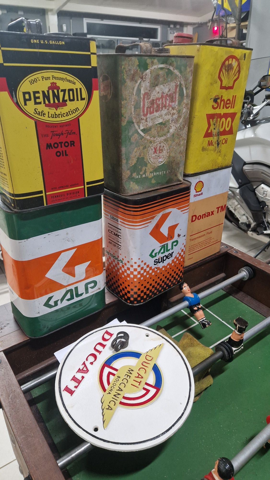 Varias latas antigas