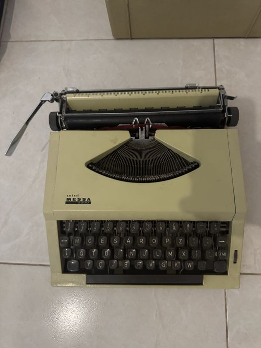 Máquina de Escrever Vintage – Messa Mini 2000 (anos 70)