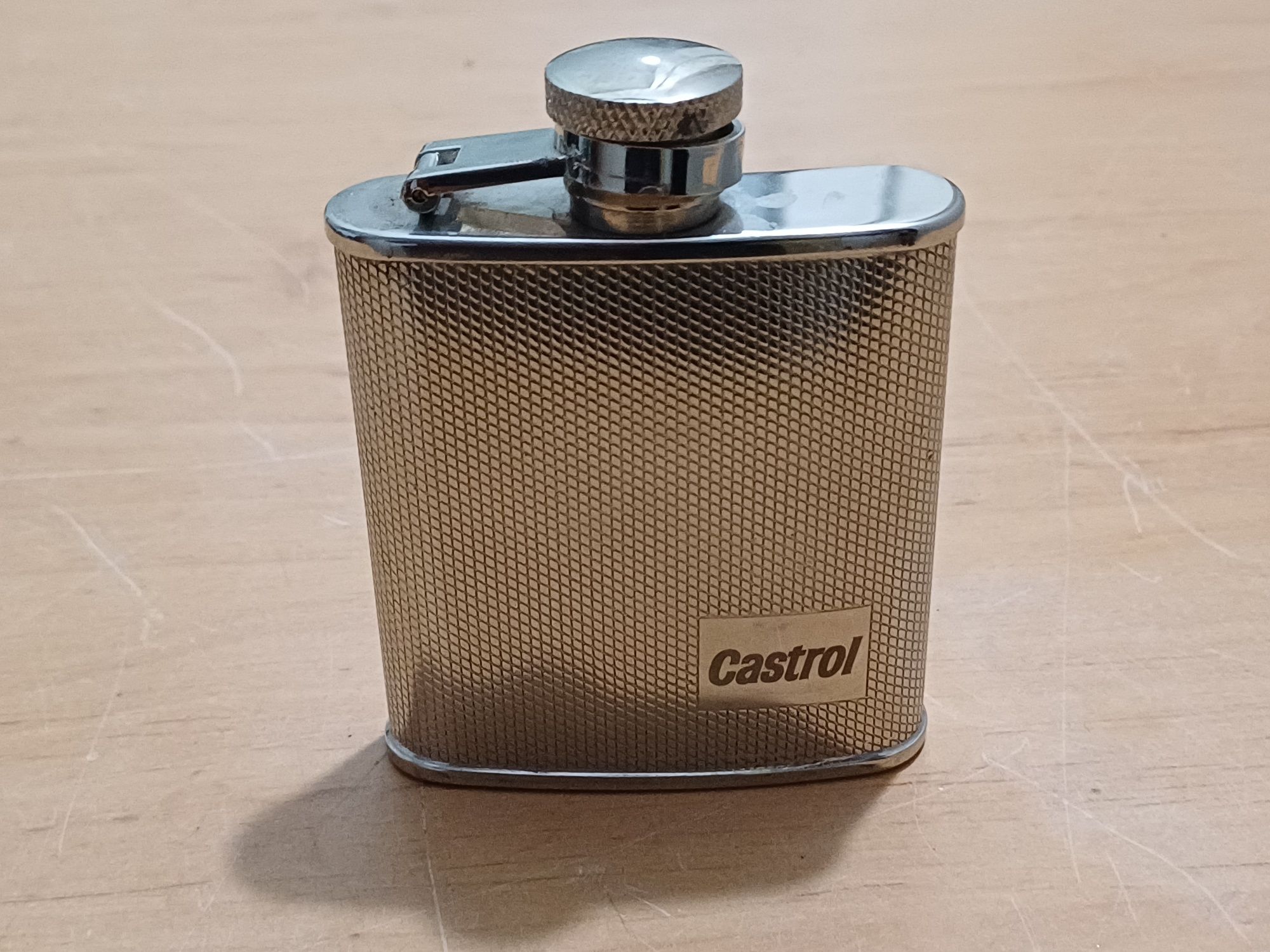 Piersiówka Castro. 2,5 oz, 74 ml.