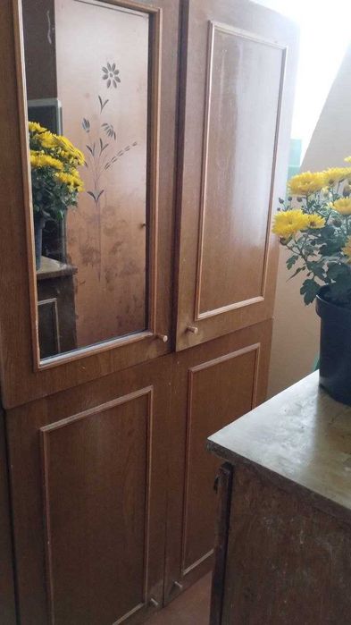 Продаю Кухонний Гарнітур Б/У (3 тумби + 3 шафки).