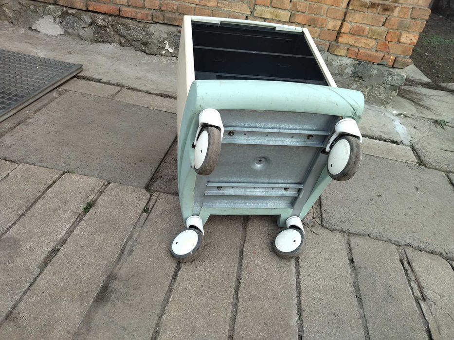 Пересувна тумбочка на колесах