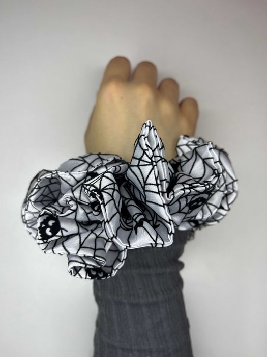 Duża halloweenowa gumka scrunchie – biała z motywem pajęczyny