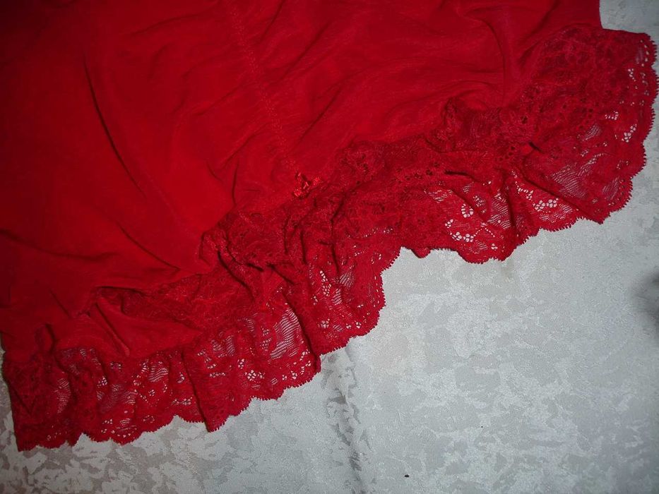 ПЕНЬЮАР червоний мереживний бренду La SENZA. Розмір 14 C/D.