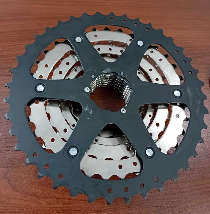 Kaseta  Shimano  CS-HG400  8 rzędowa, 11-40T,  stalowa / NOWA /.