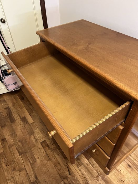 Comoda madeira 4 gavetas em bom estado