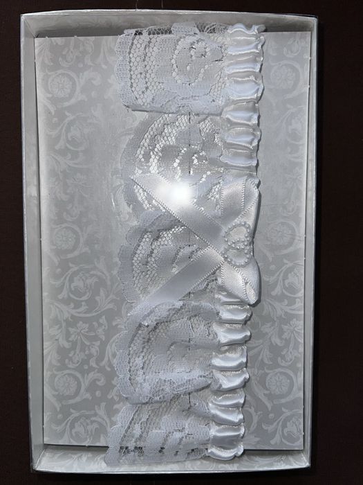 Suknia ślubna z trenem oraz diademem