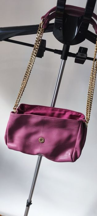 Fioletowa torebka na łańcuchu