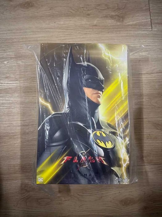Figura Hot Toys The Flash Batman Modern Suit