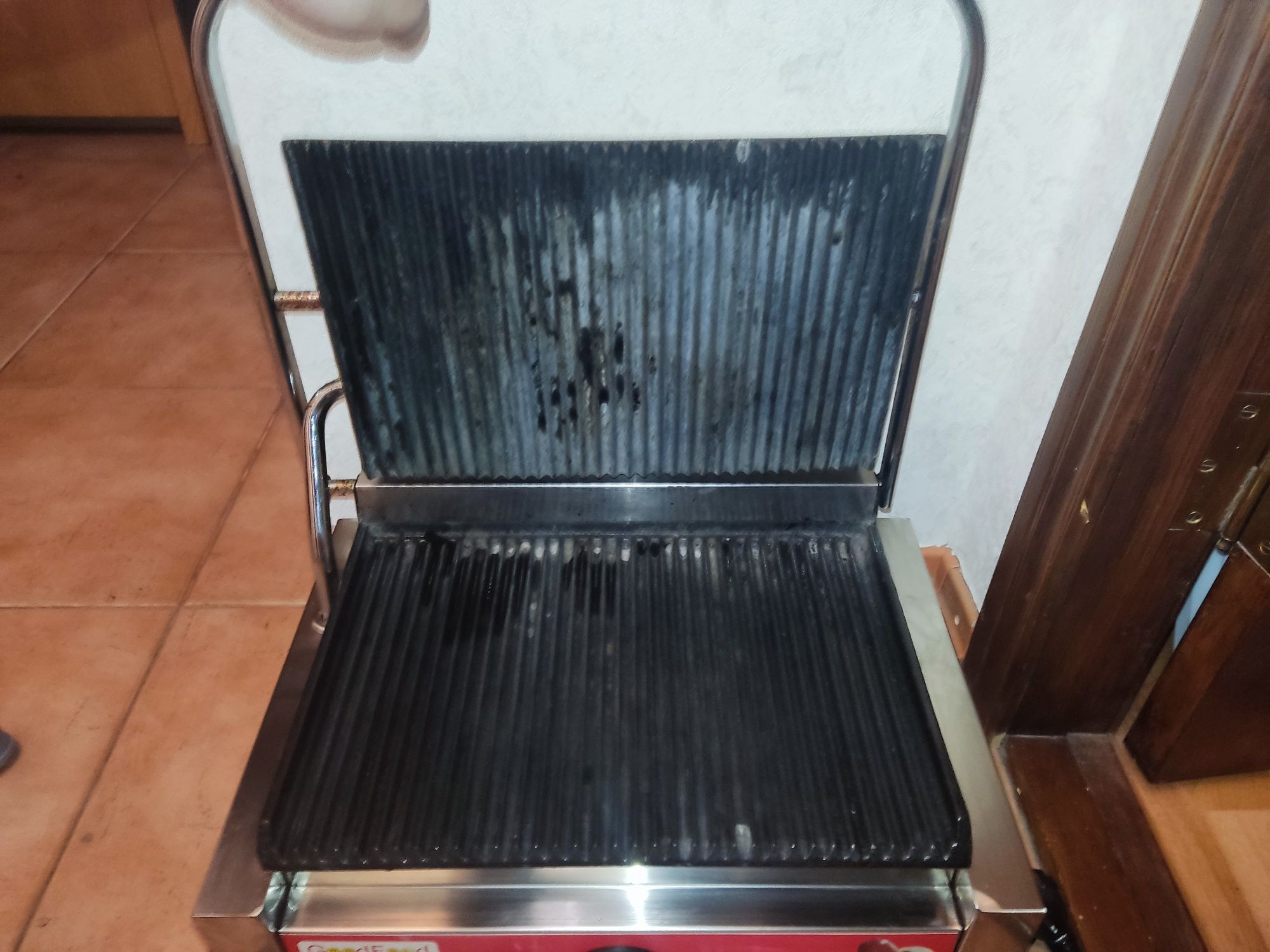 Гриль контактний GoodFood ECG11 Panini RED