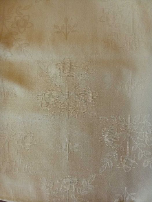 Biały obrus adamaszkowy