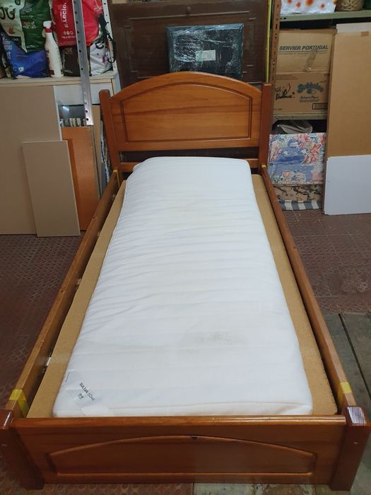 Cama de solteiro, em boas condições.