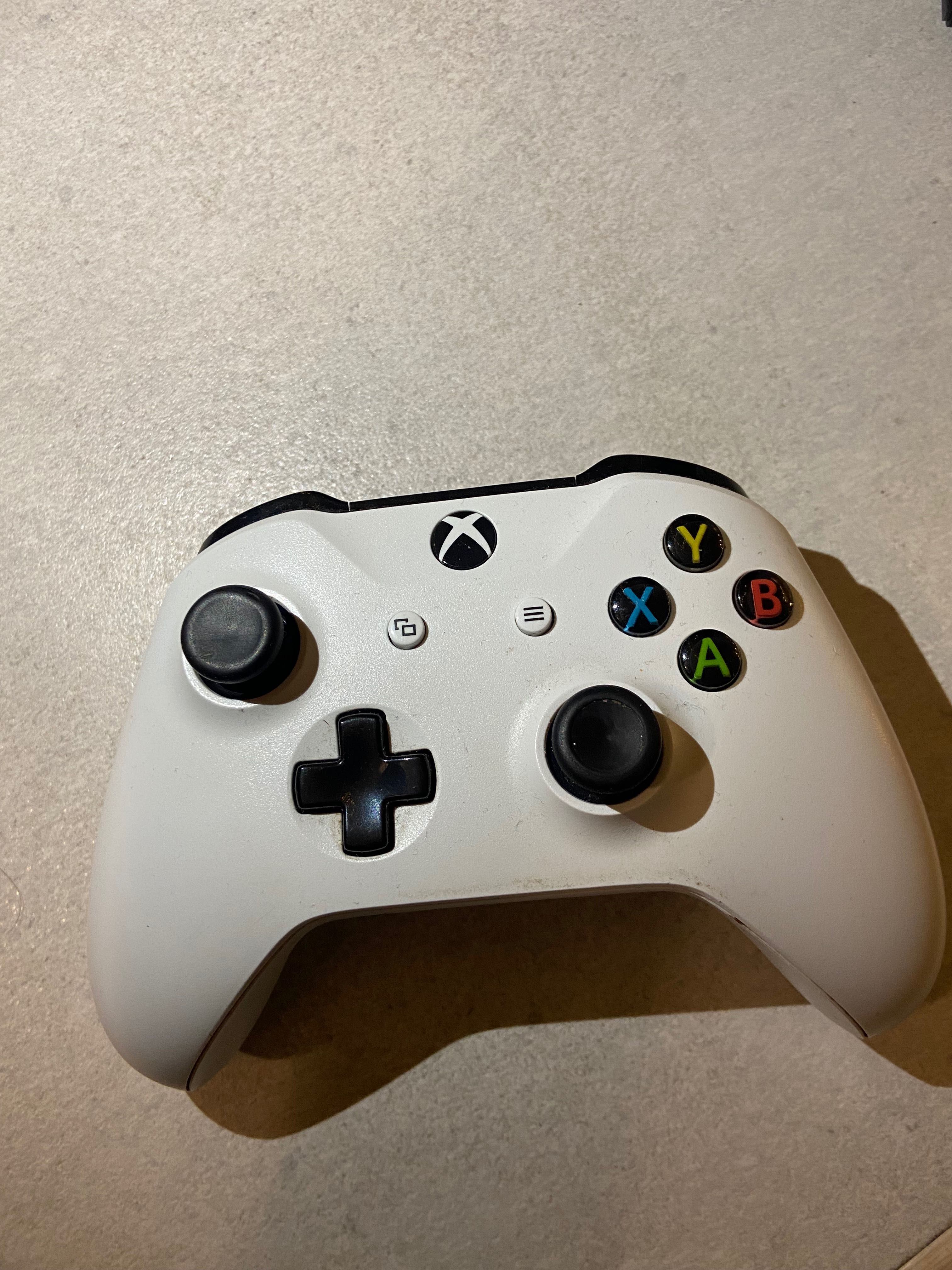 Xbox one s 500gb +pad