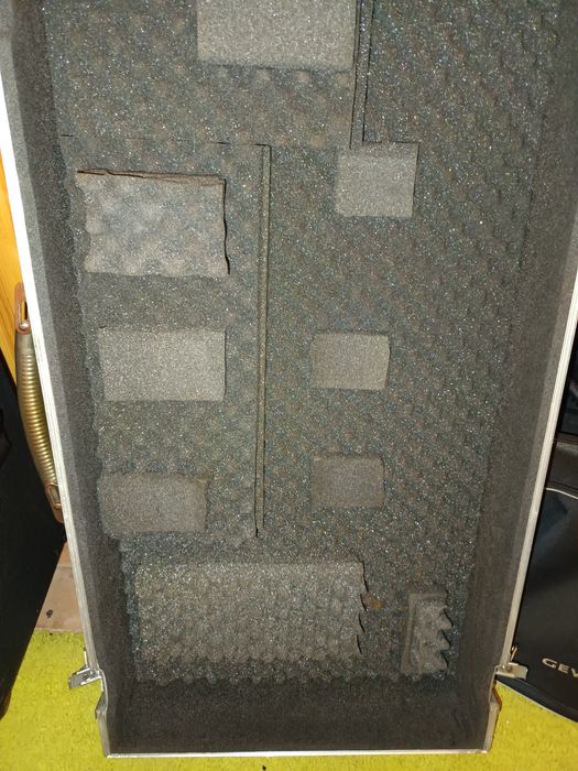 Pedalboard gitarowy hardcase  85*46 cm wraz z zabudowanym zasilaczem