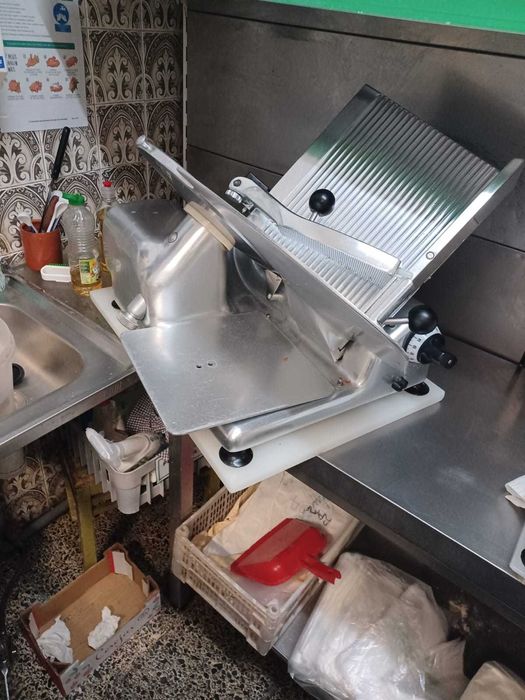 Fiambreira - maquina de cortar Fiambre e Charcutaria