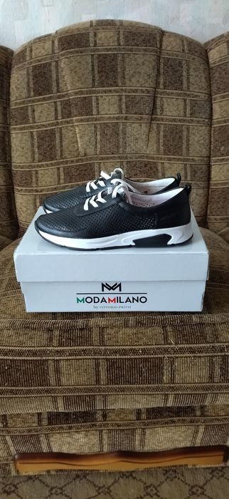 Нові жіночі шкіряні кросівки