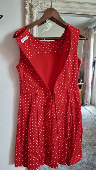 Sukienka czerwona w białe groszki R:36 
Wymiary: