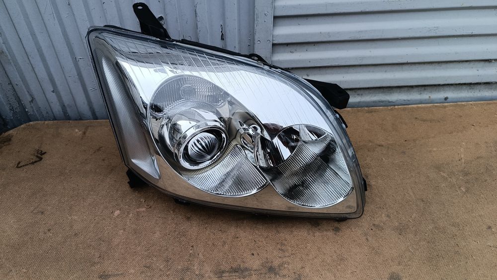 Vendo farol direito Toyota Avensis T25 ano 2003/06