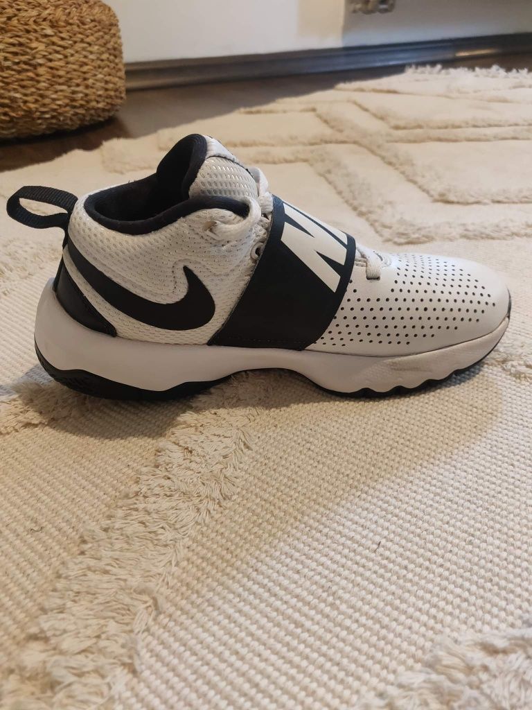 Buty Nike Team Hustle DB
