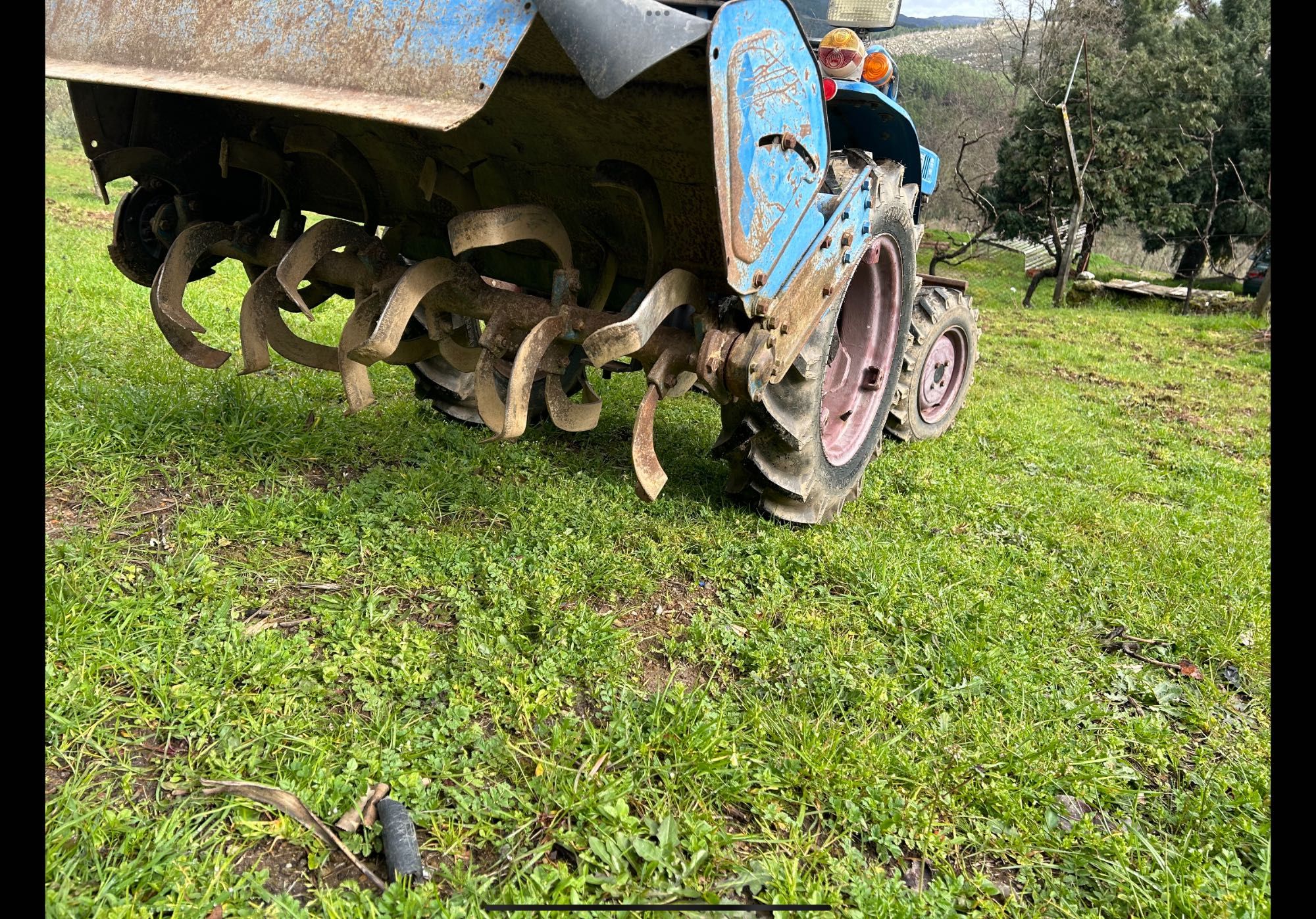 Trator 4x4 com frese