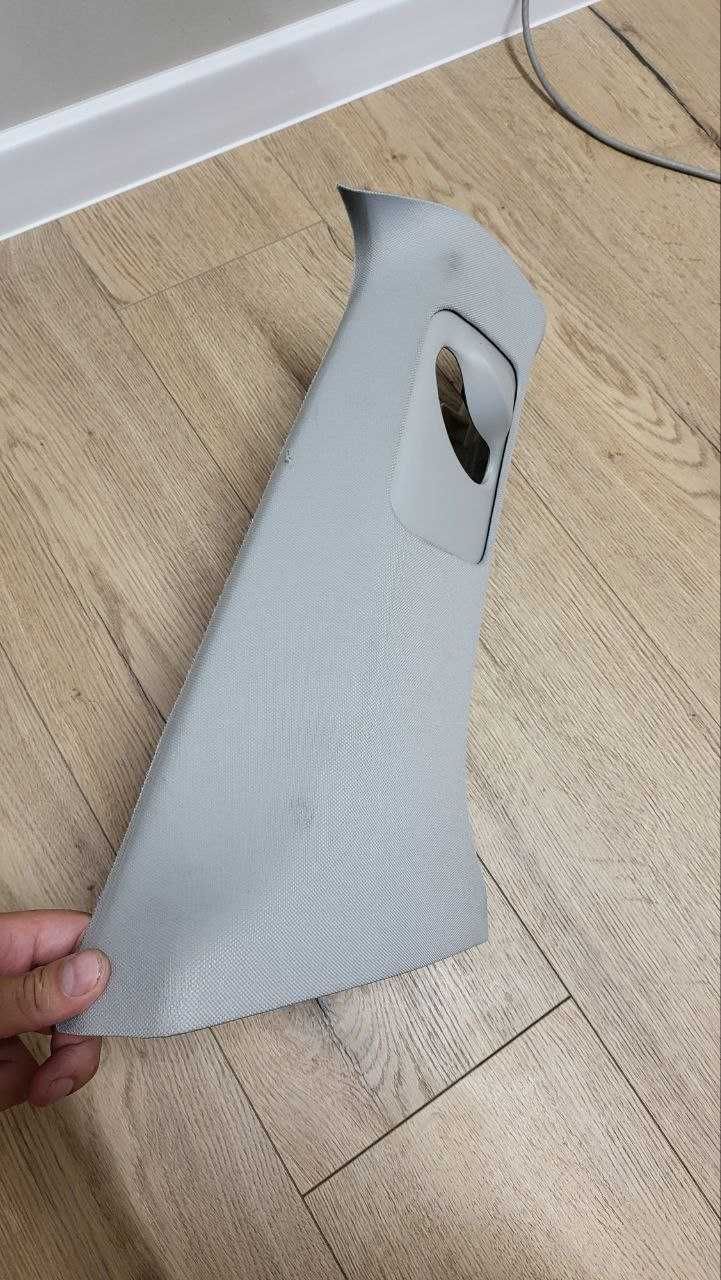 Накладка центральної стійки верхня права Tesla Model 3 1086255-01-K
