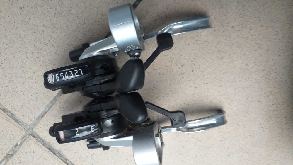 Klamkomanetki SHIMANO Alivio 3x8 model ST-MC18 stan idealny.