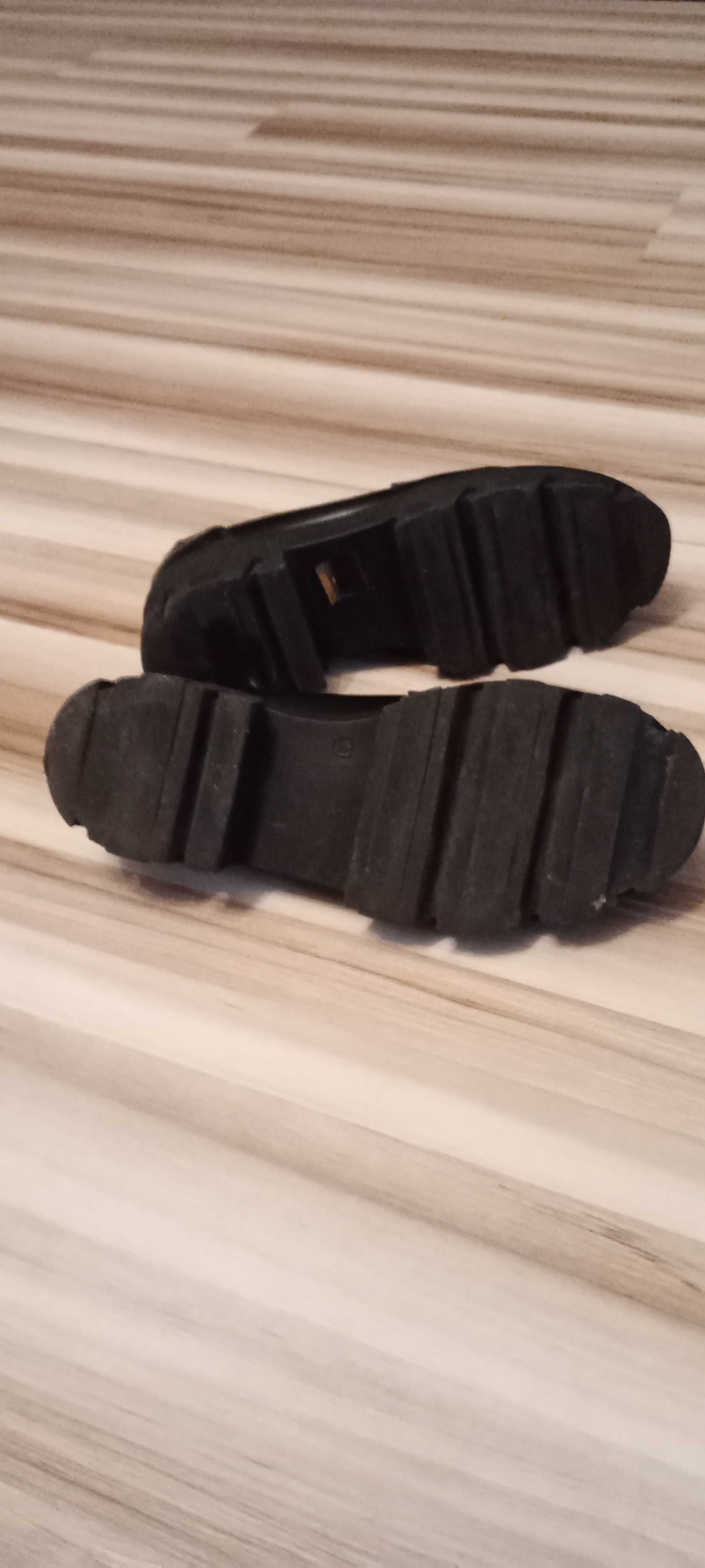 Buty trapery rozm 39 czarne z łańcuszkiem Shoaes