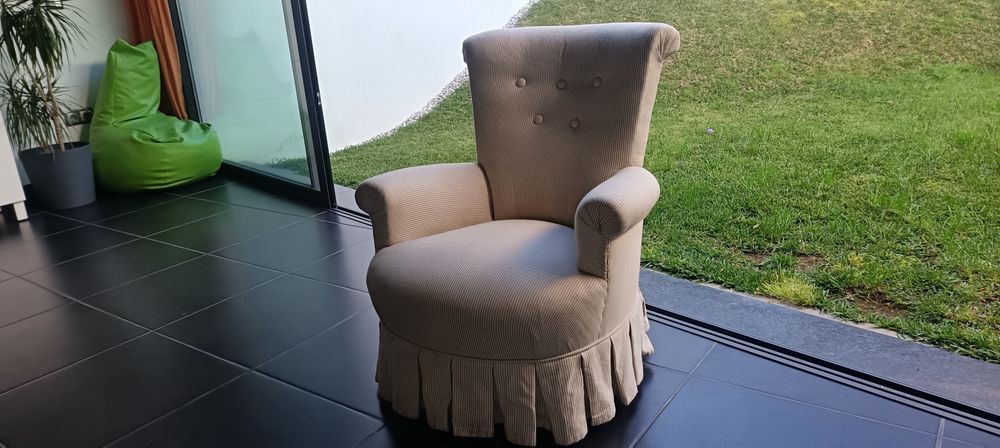 Poltrona bege pouco usada. Excelente estado
Senhorinha.
Ver fotos