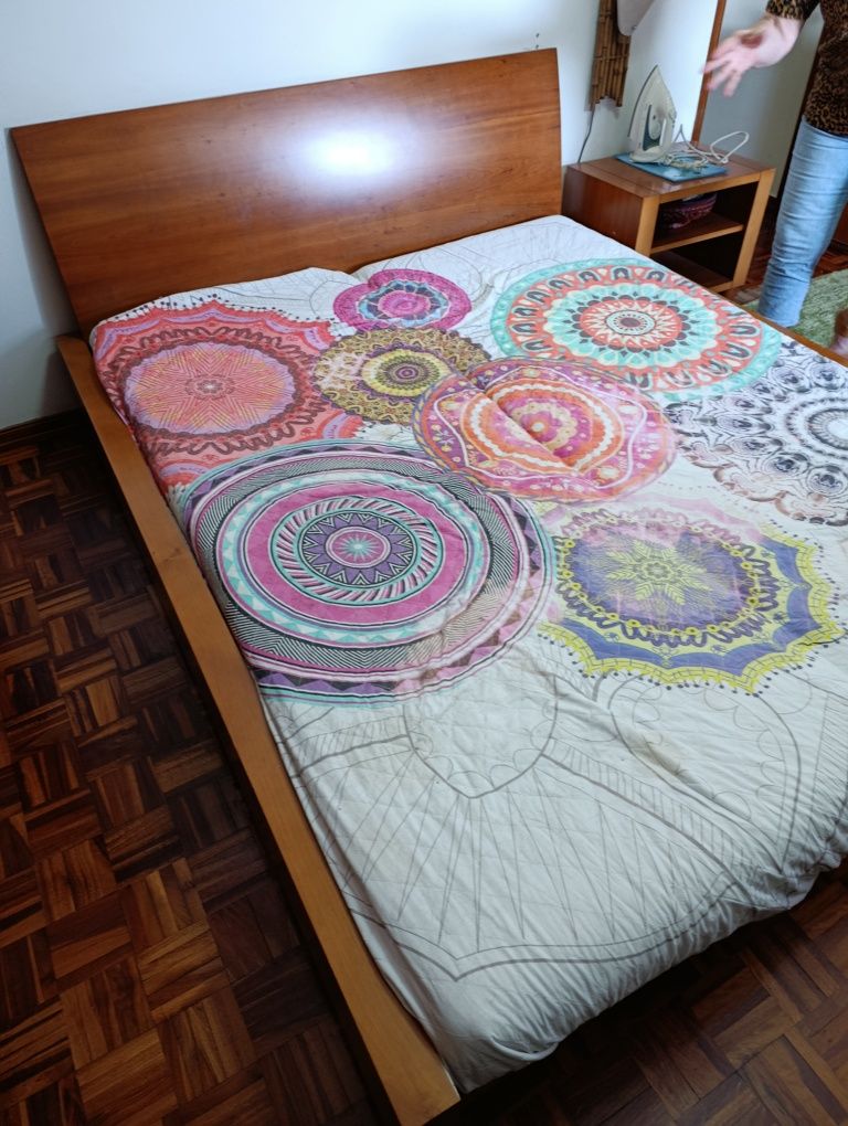Cama de casal em Madeira