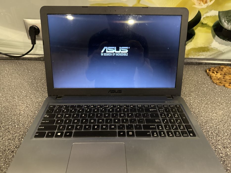 Продам ноутбук срочно все добре з ним9000