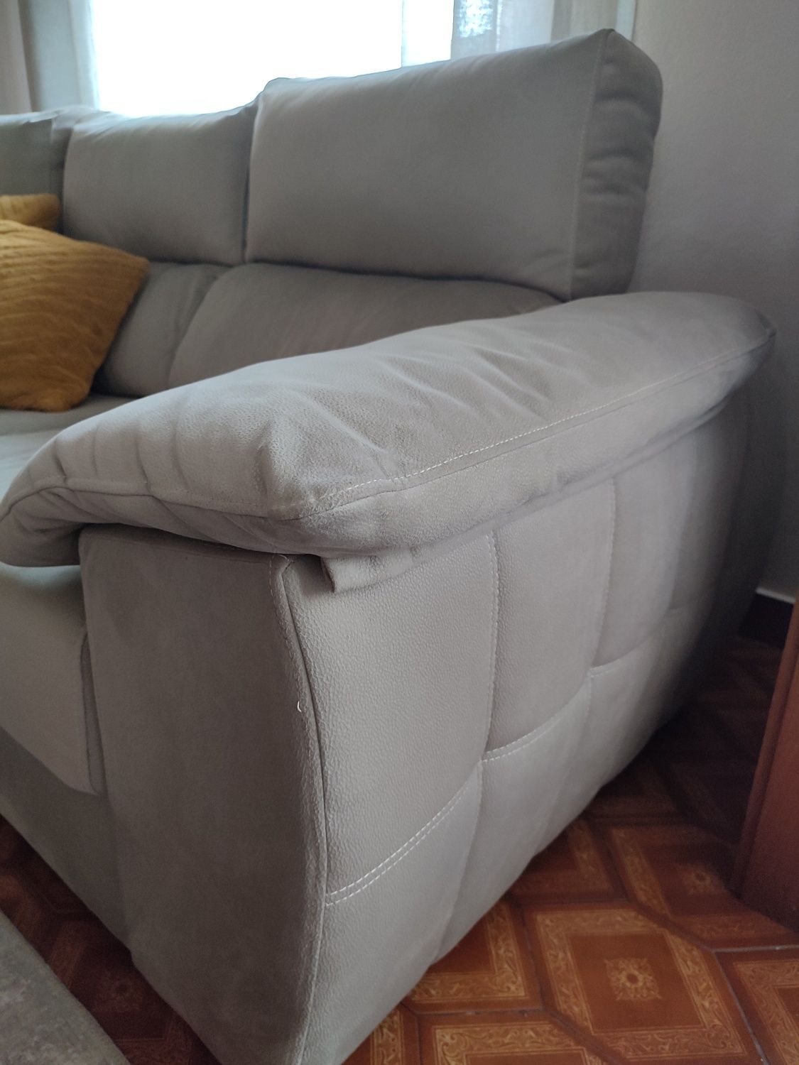 Sofá ajustável três lugares