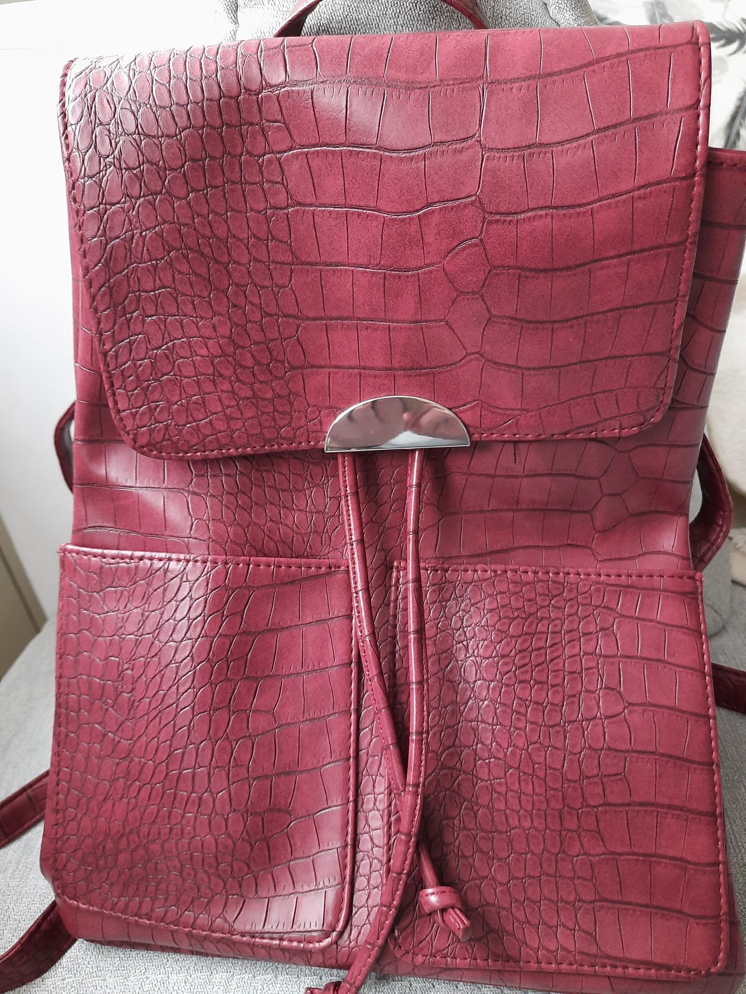 Nowy piękny plecak koloru wiśniowego