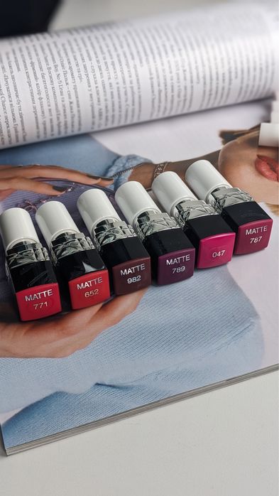 Помади для губ DIOR