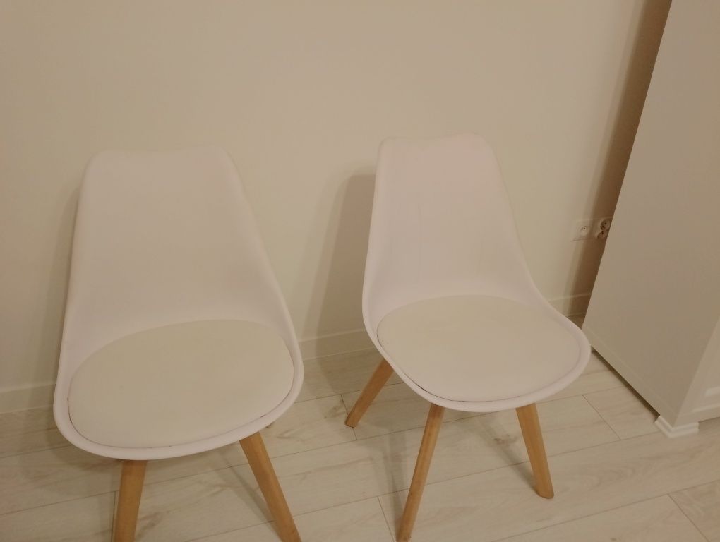 Krzesła skandynawskie białe
