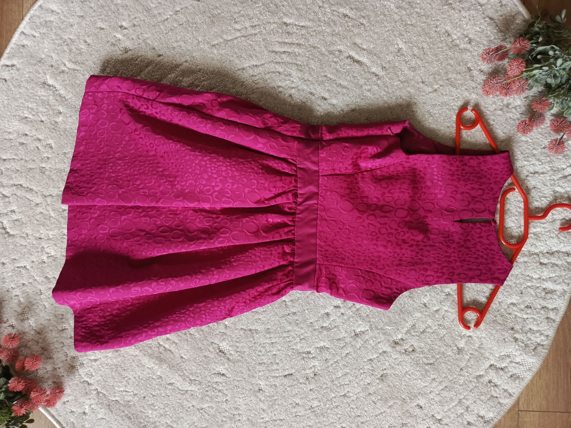 sukienka różowa Armani Exchange elegancka rozkloszowana strukturalna m