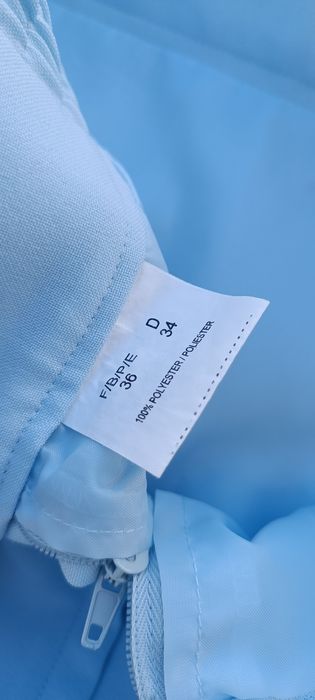 Fato azul claro, com duas peças