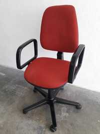 Cadeira escritório c/rodas muito bom estado estufada a cor vermelha