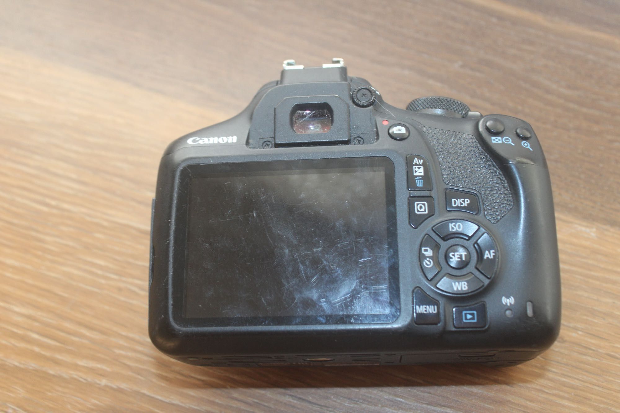 Máquina fotográfica Canon 2000D