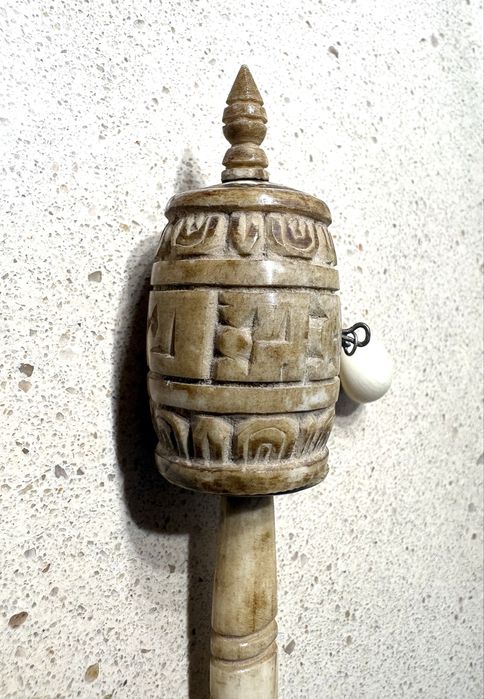Moinho de orações tibetano vintage em osso de bufalo
