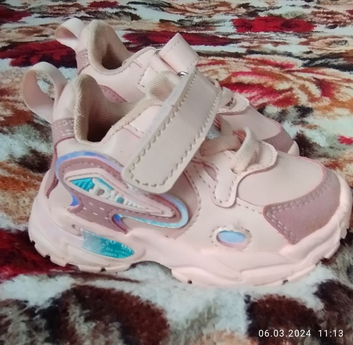 Дитячі кросівки 350 грн
