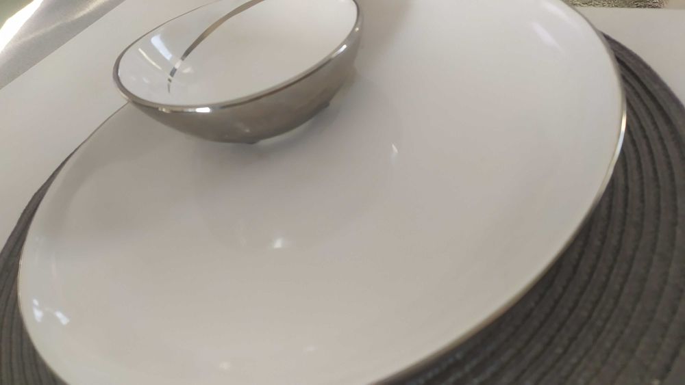 Patera porcelanowa biała ze srebrnymi zdobieniami śr. 29 cm