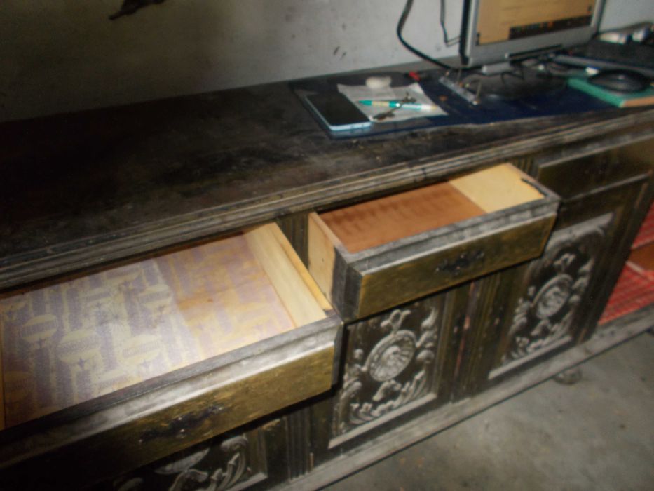 Móvel madeira forte . Trabalhado.