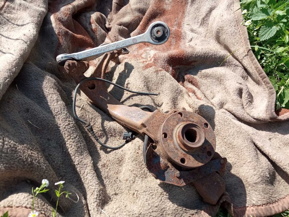 Кулак поворотний цапфа Audi A6 C5 Volkswagen Passat B5 8D0407257AD