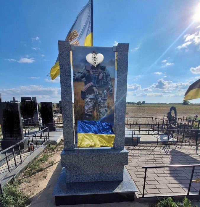 Пам'ятні плити, фотоскло, колумбарії. Благоустрій могил.